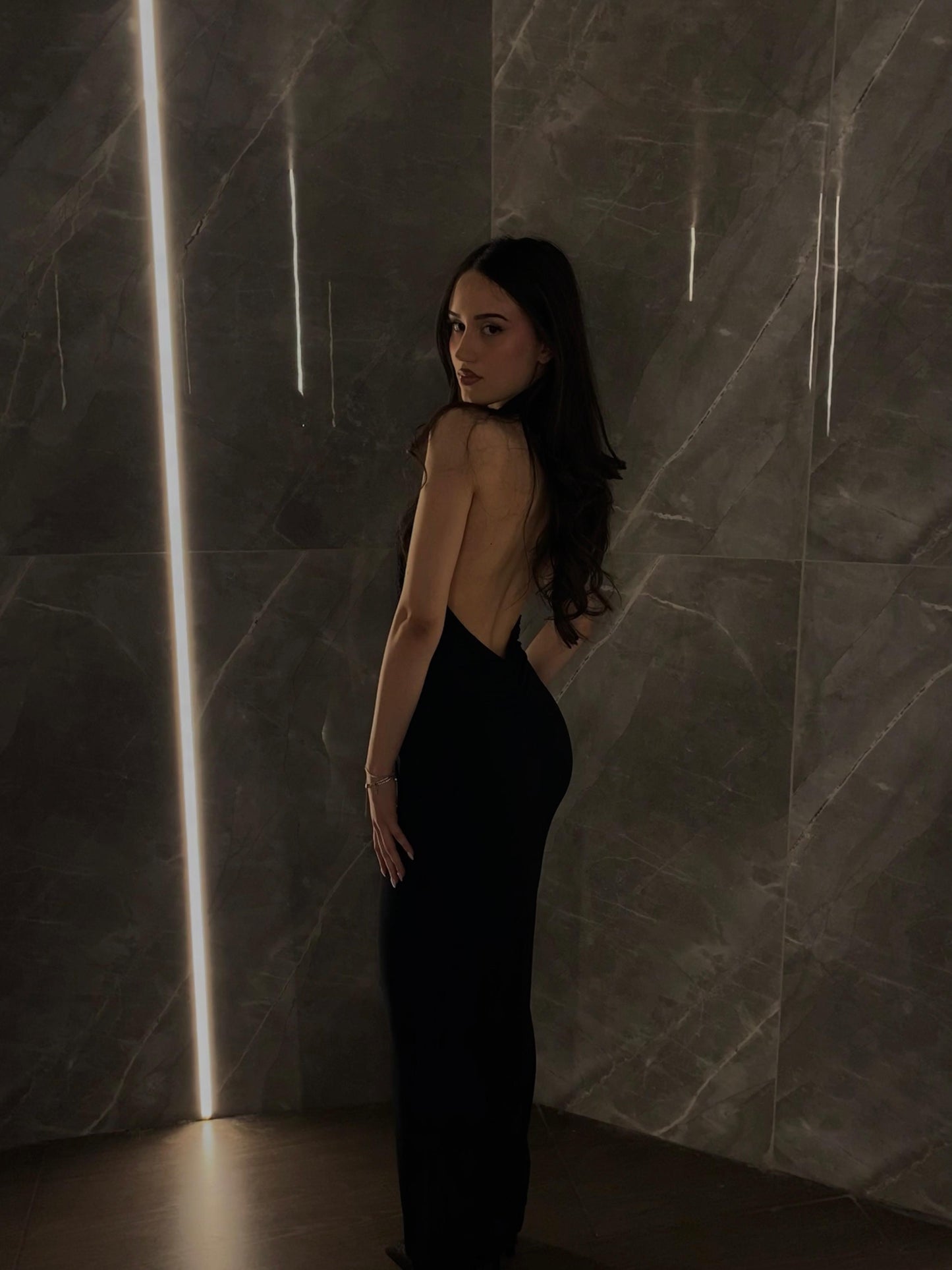 Abito in pizzo con scollo halter