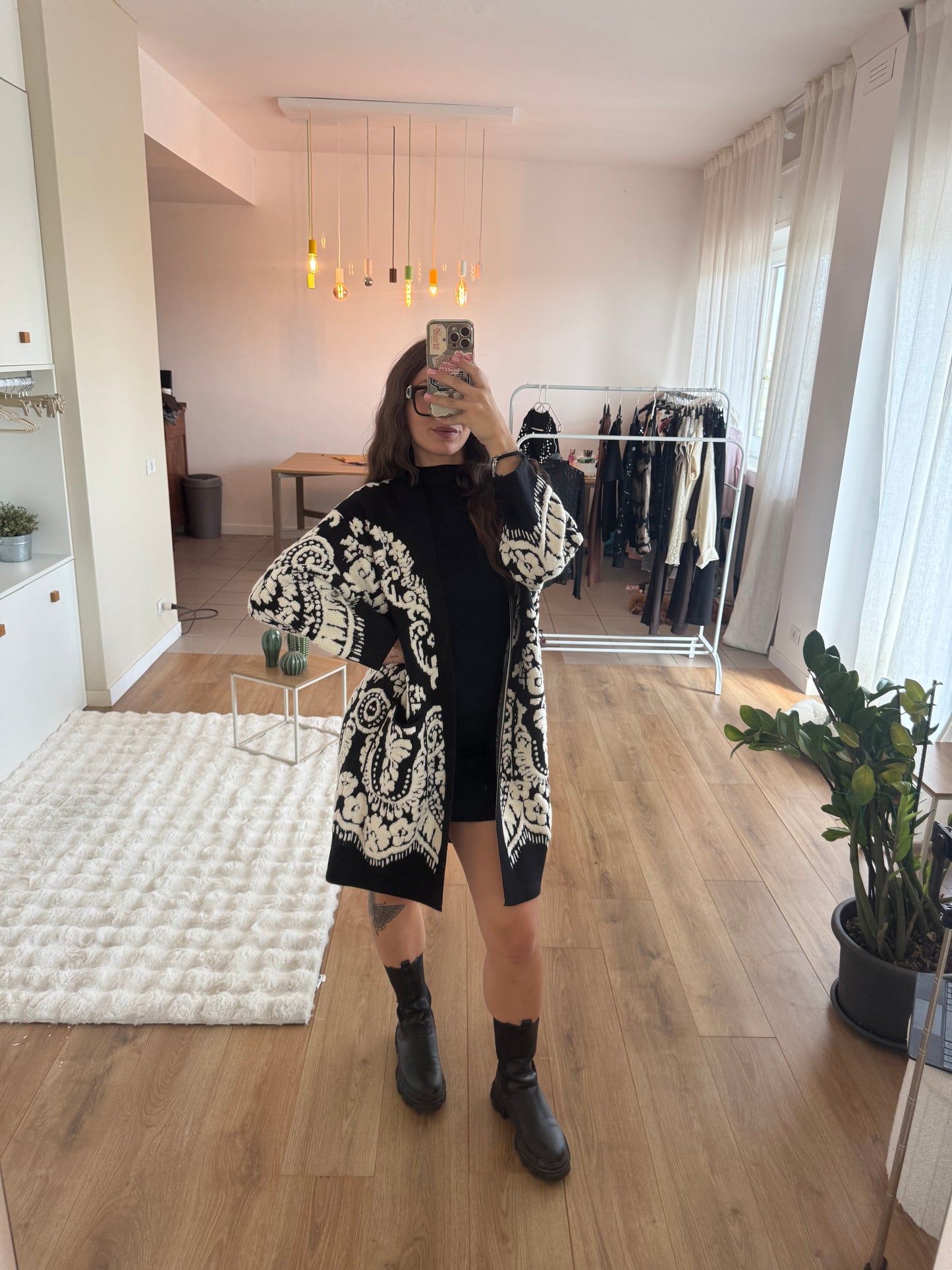 Cardigan/cappotto nero con ricami bianchi
