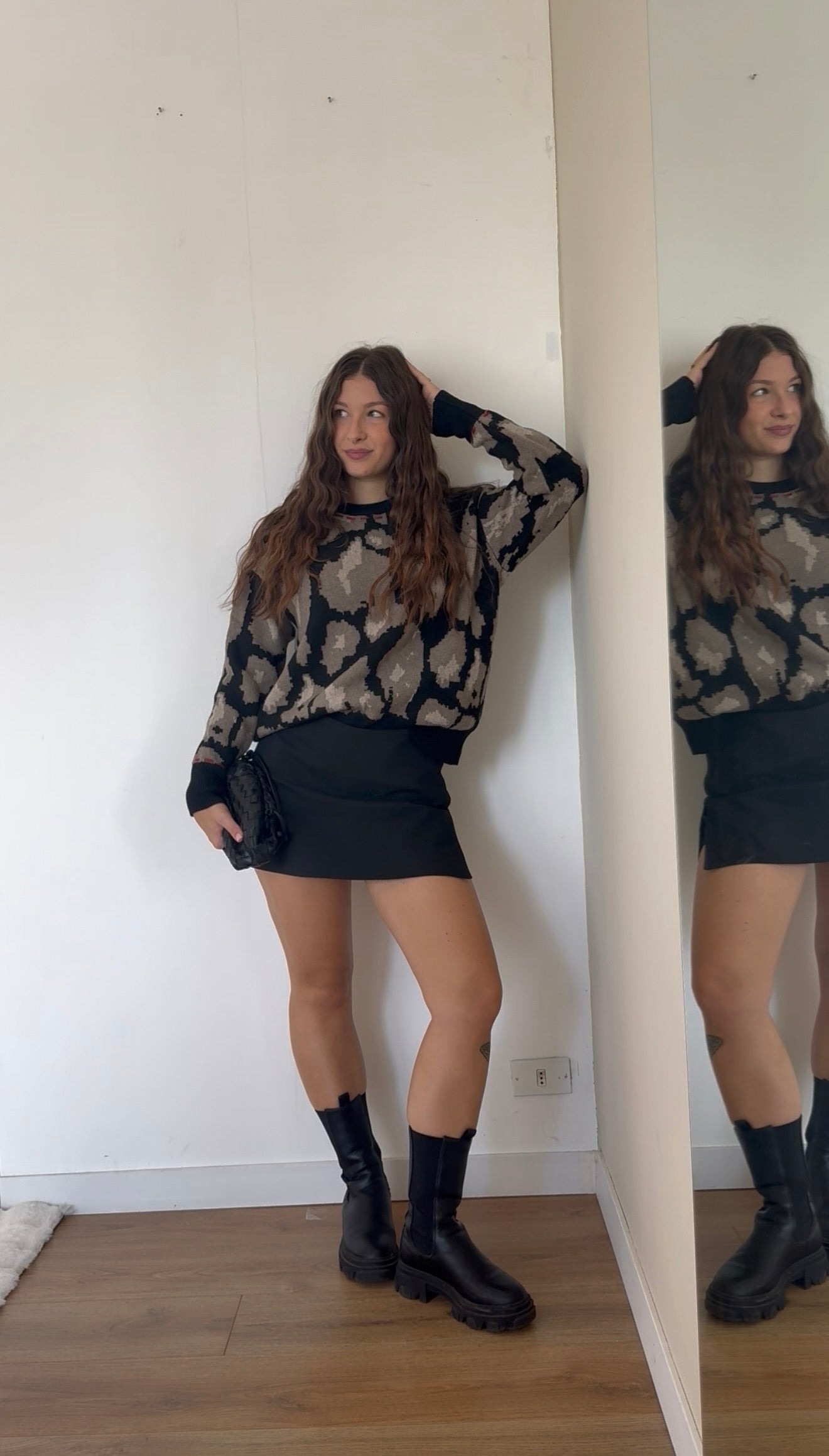 Maglione “macchie” con cuciture rosse