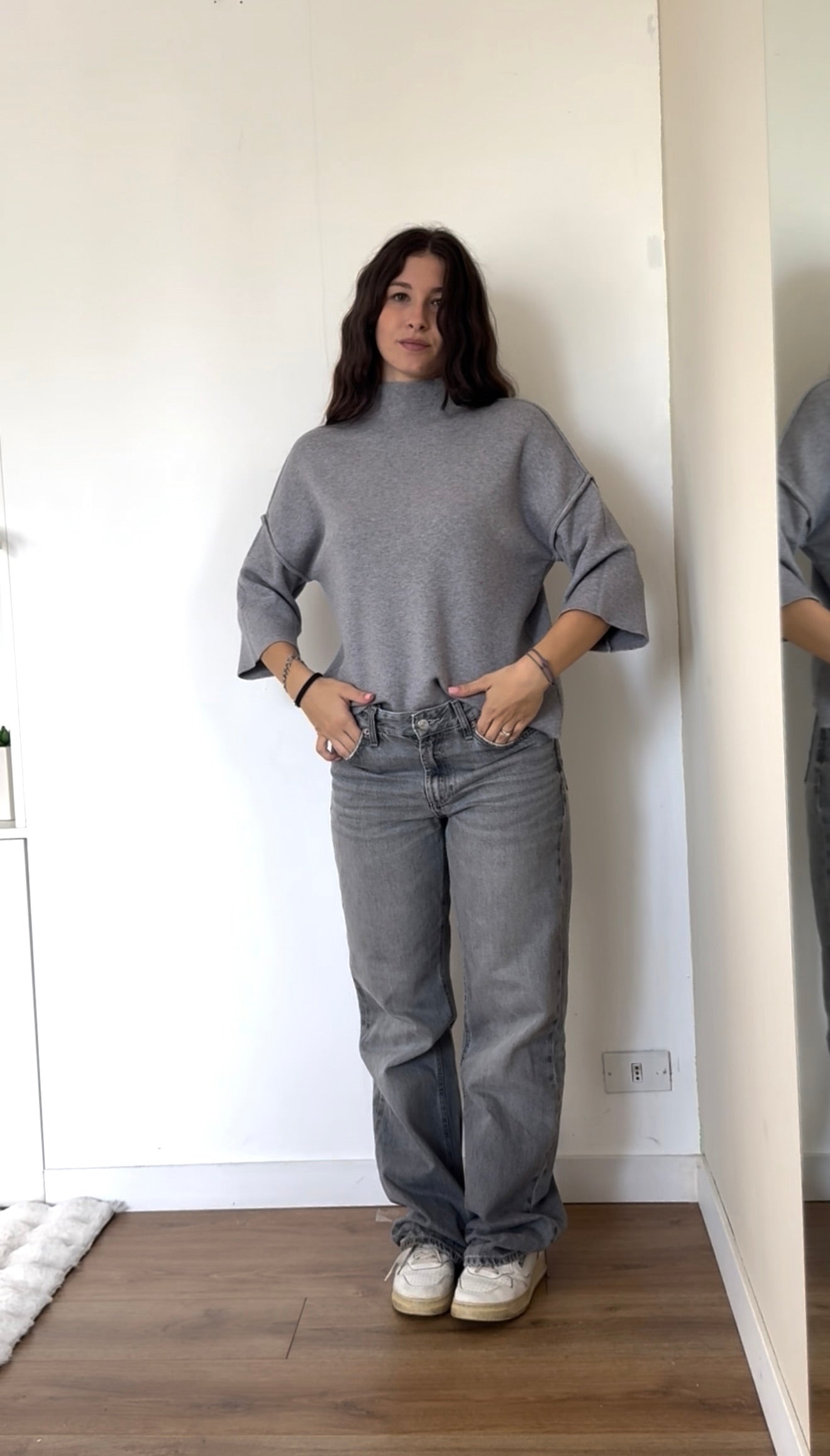 Maglione con cuciture in vista e manica a tre quarti