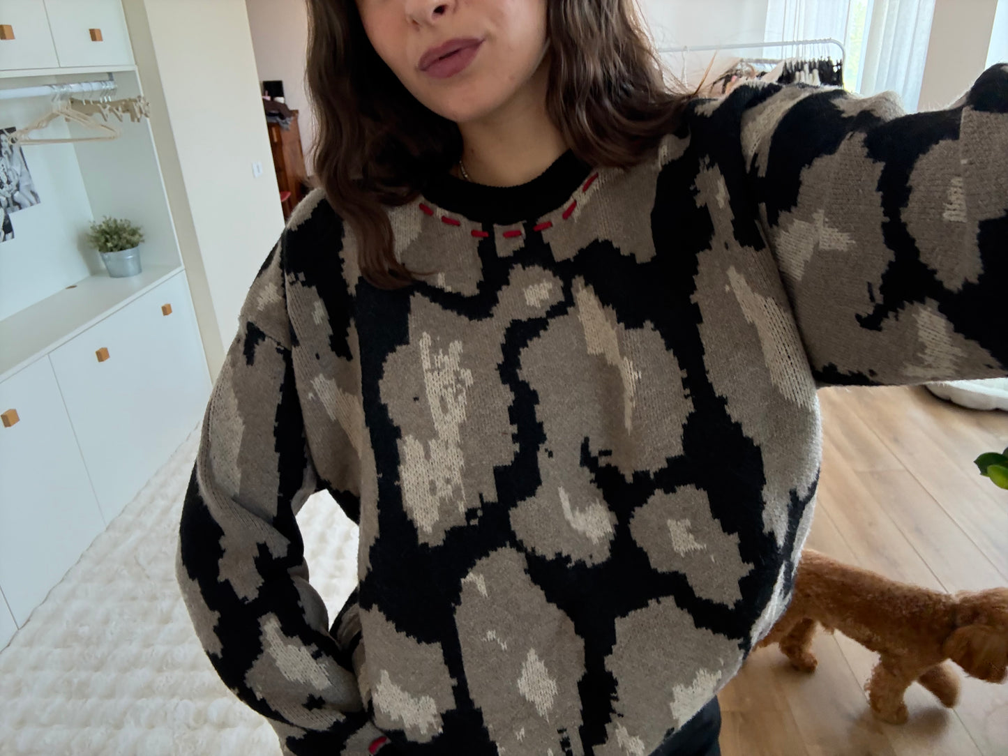 Maglione “macchie” con cuciture rosse