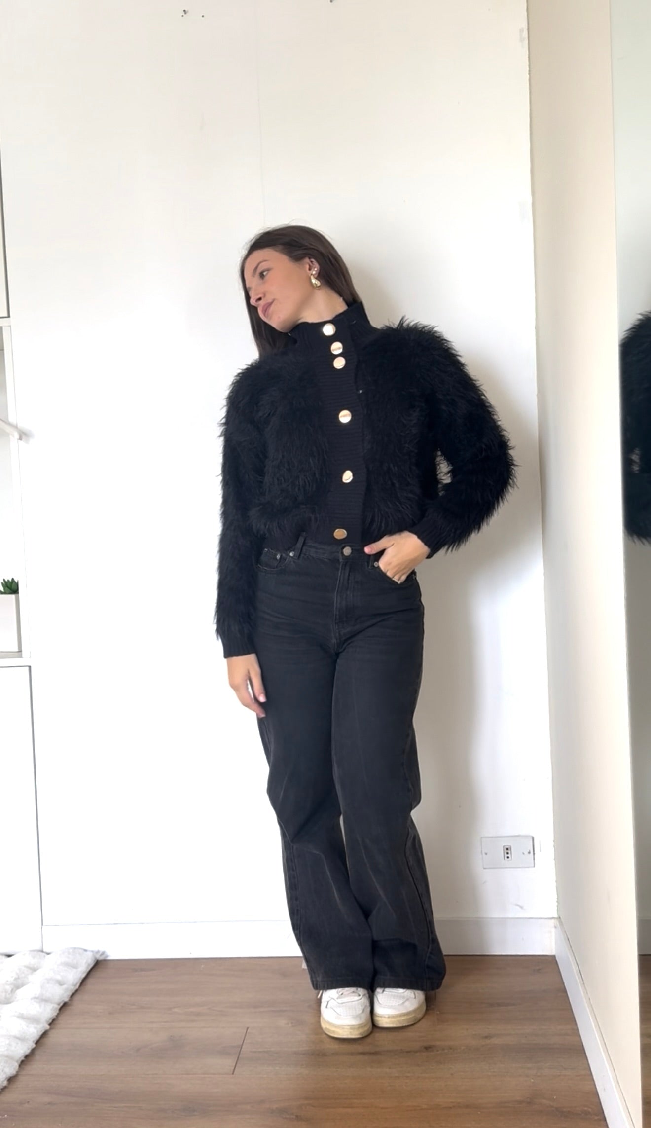 Maglione peloso con bottoni oro