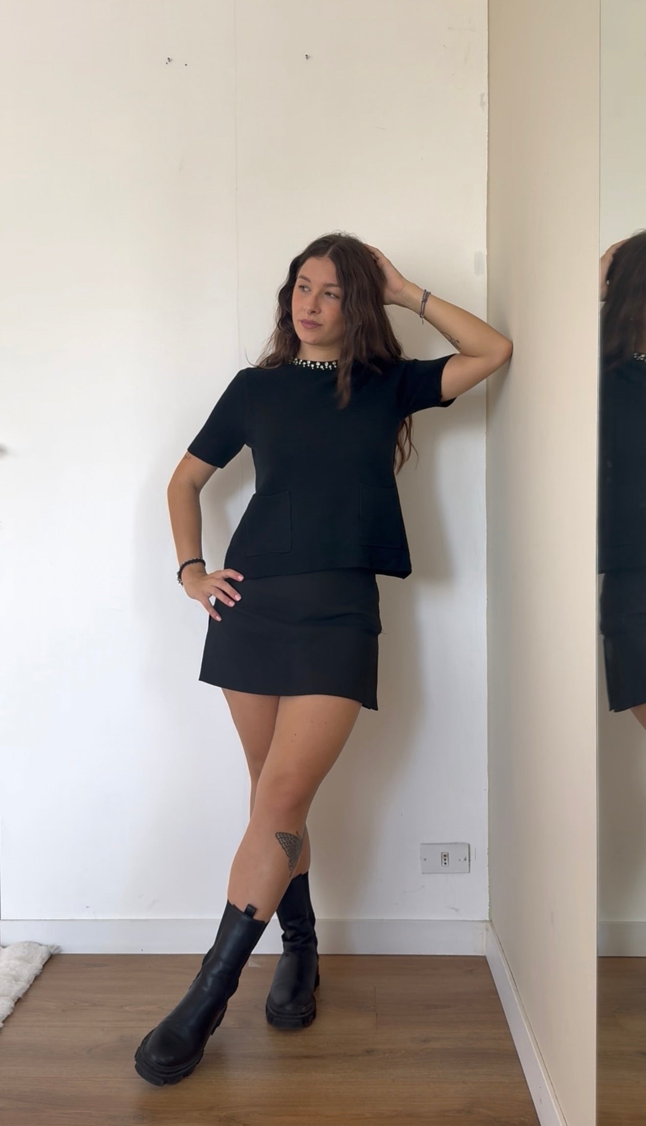T-shirt / maglioncino con tasche e dettaglio girocollo - NERO