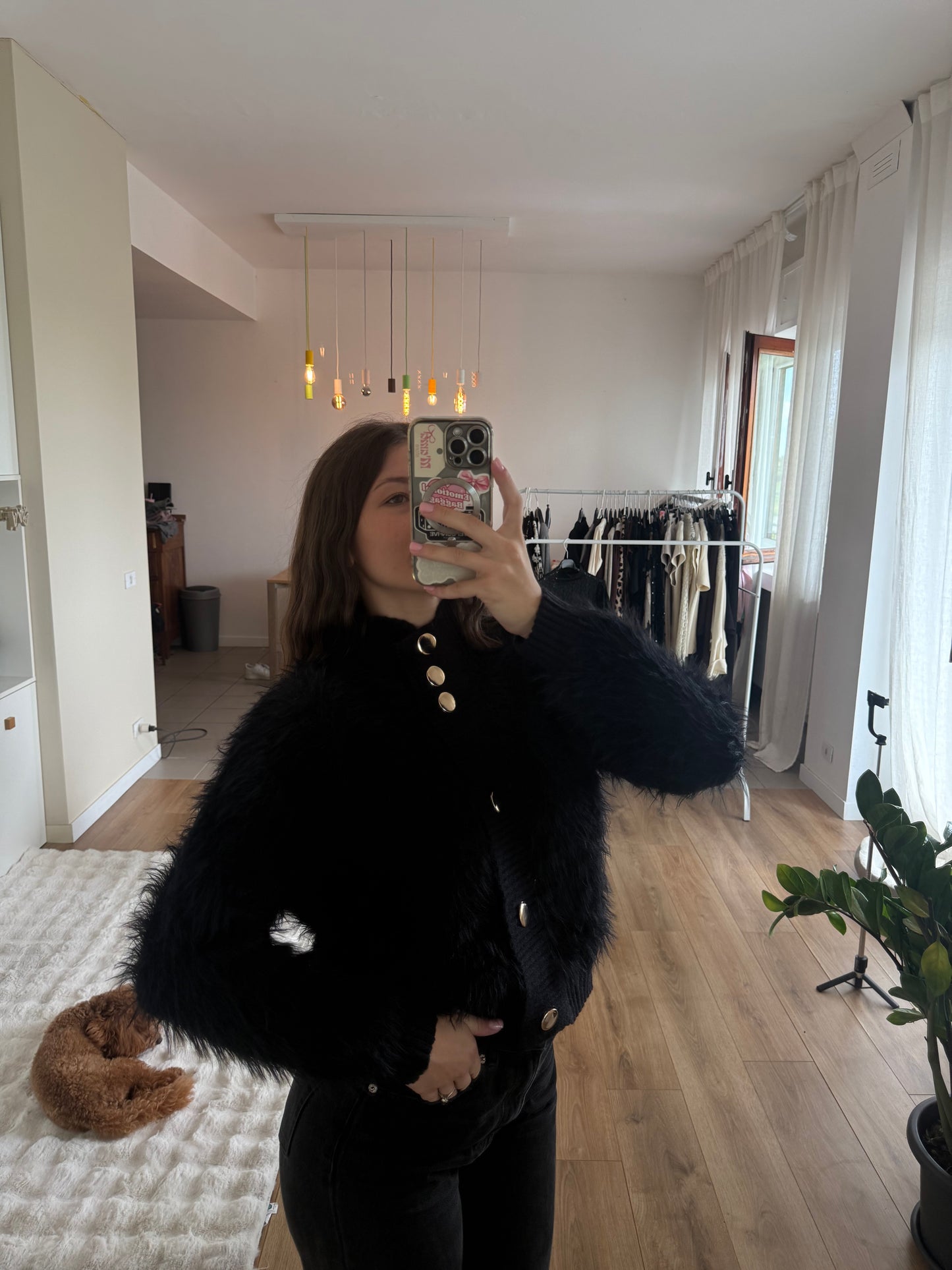 Maglione peloso con bottoni oro