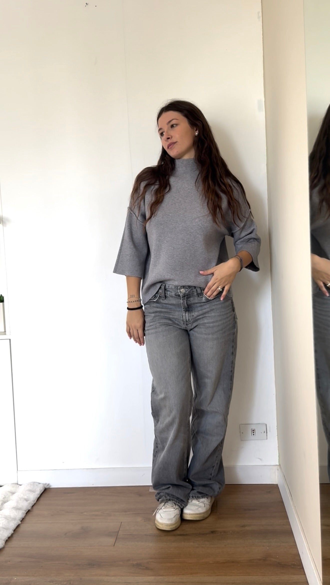 Maglione con cuciture in vista e manica a tre quarti