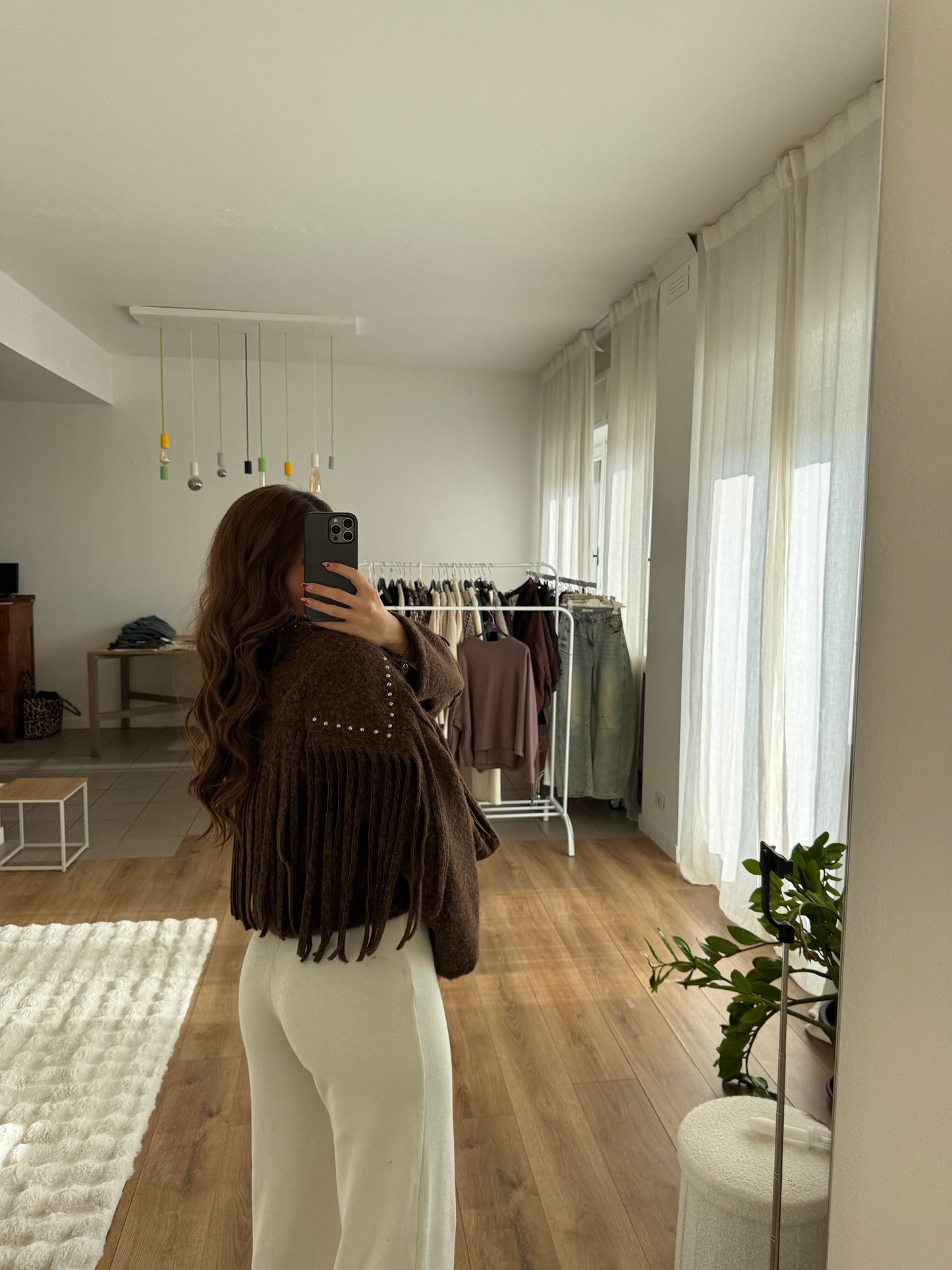 Montone con frange e borchie in panno