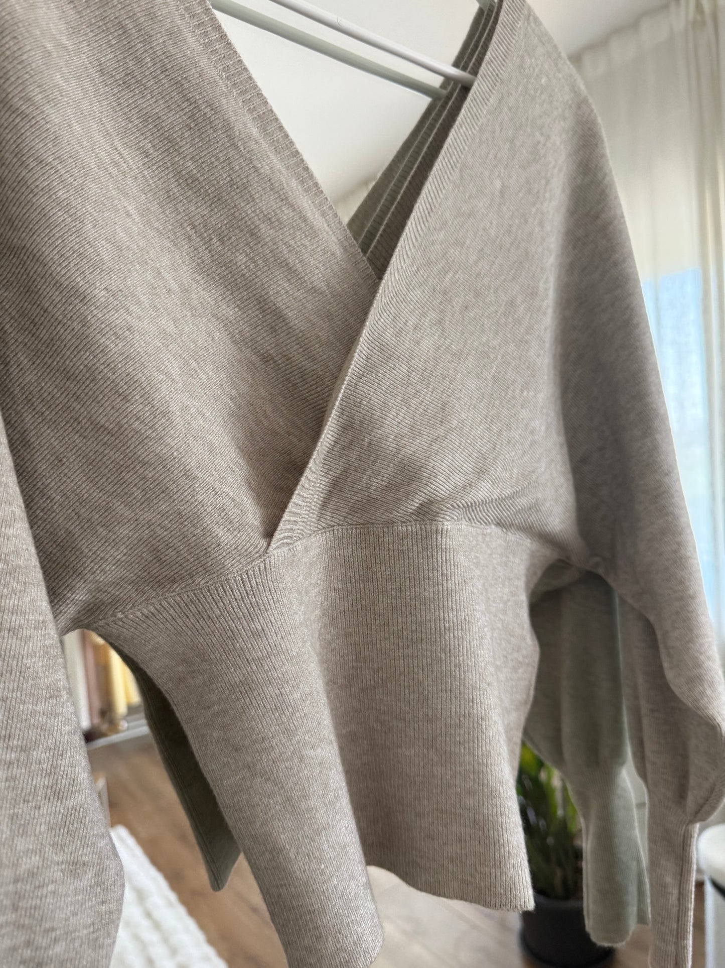 Maglioncino con scollo a V - BEIGE