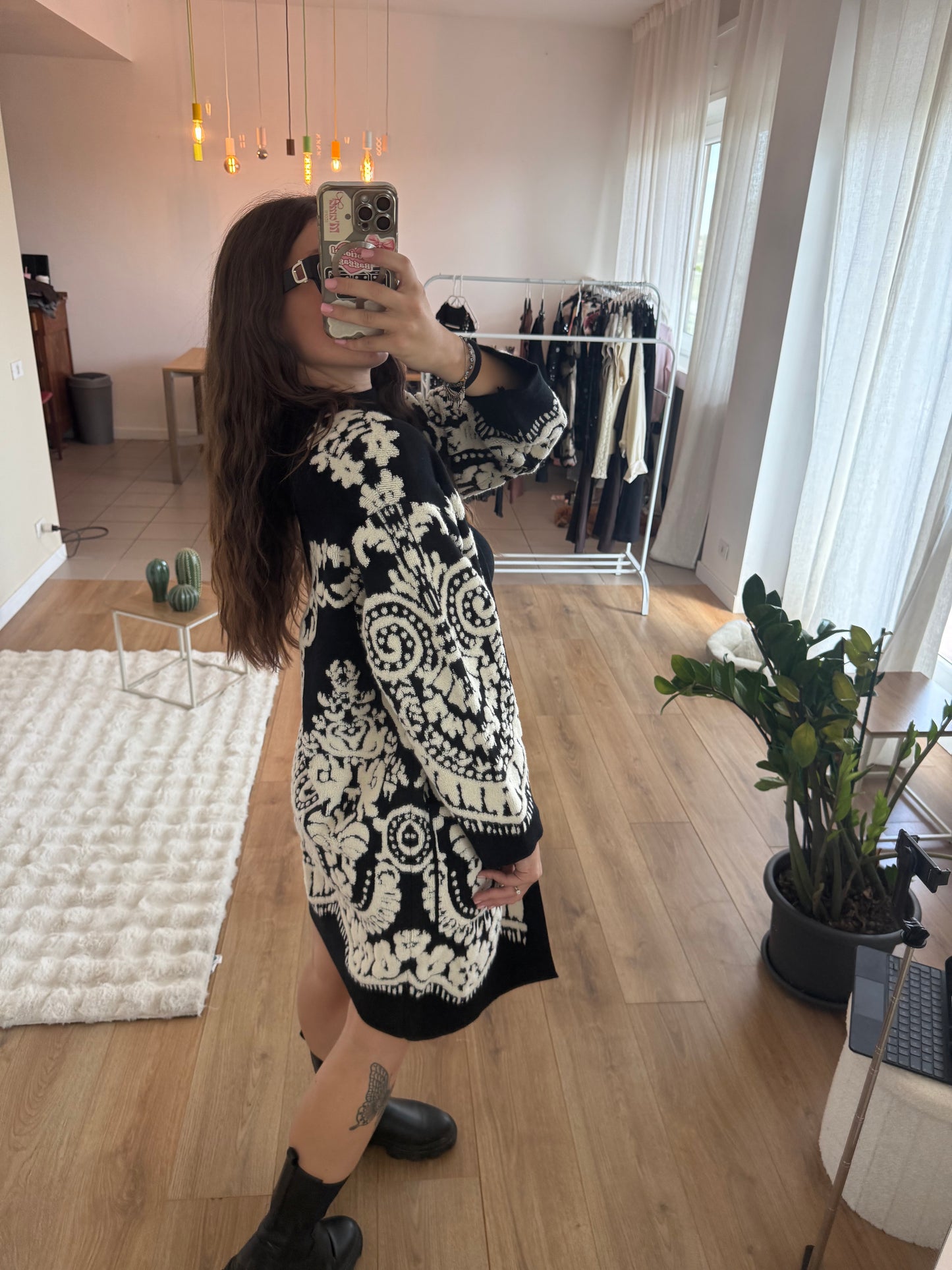Cardigan/cappotto nero con ricami bianchi