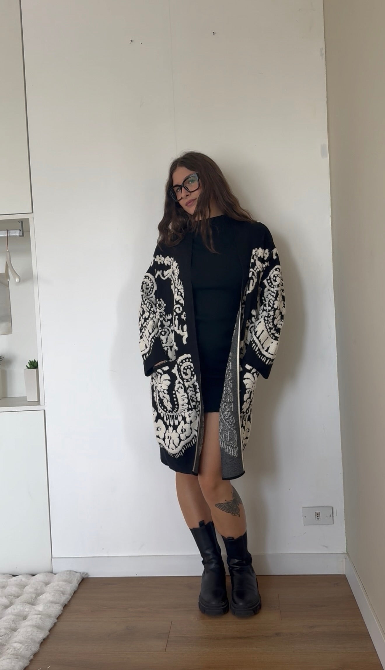 Cardigan/cappotto nero con ricami bianchi