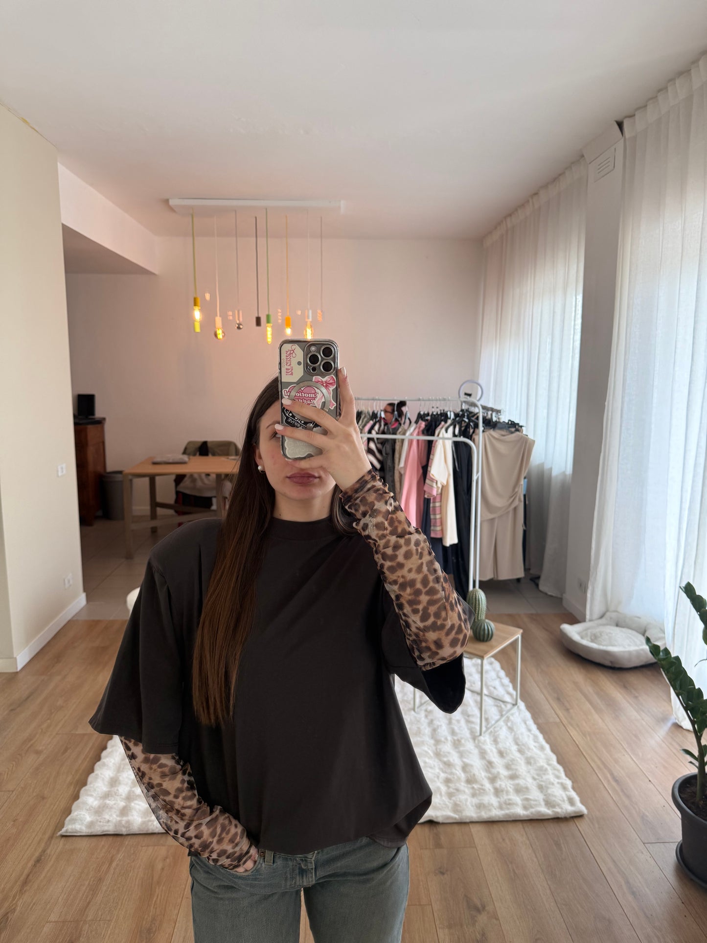 T-shirt con spalline imbottite e maniche leopardate - Marrone
