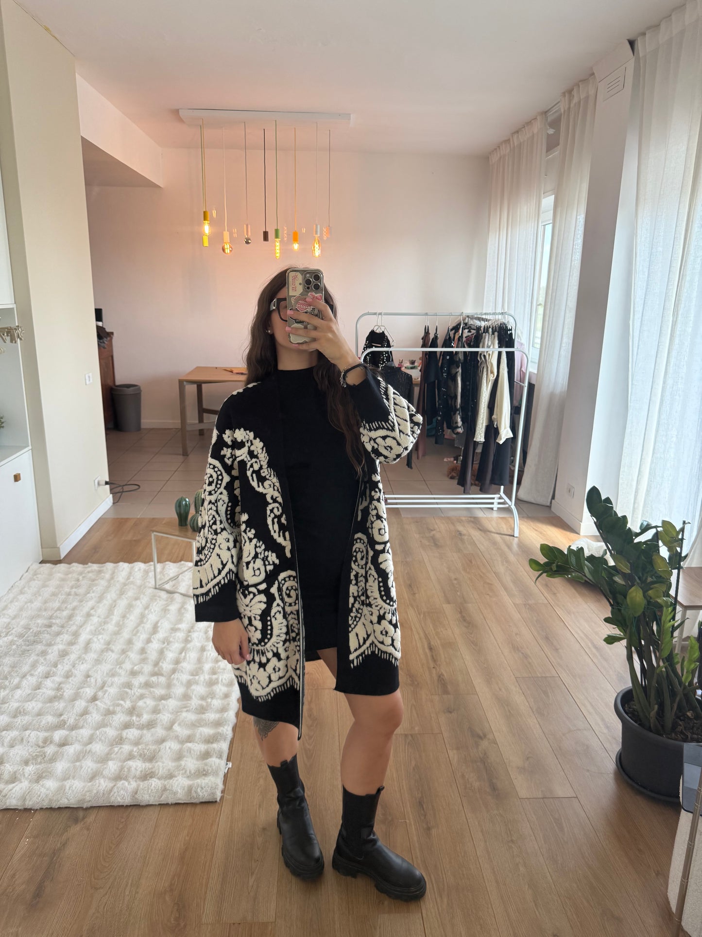 Cardigan/cappotto nero con ricami bianchi