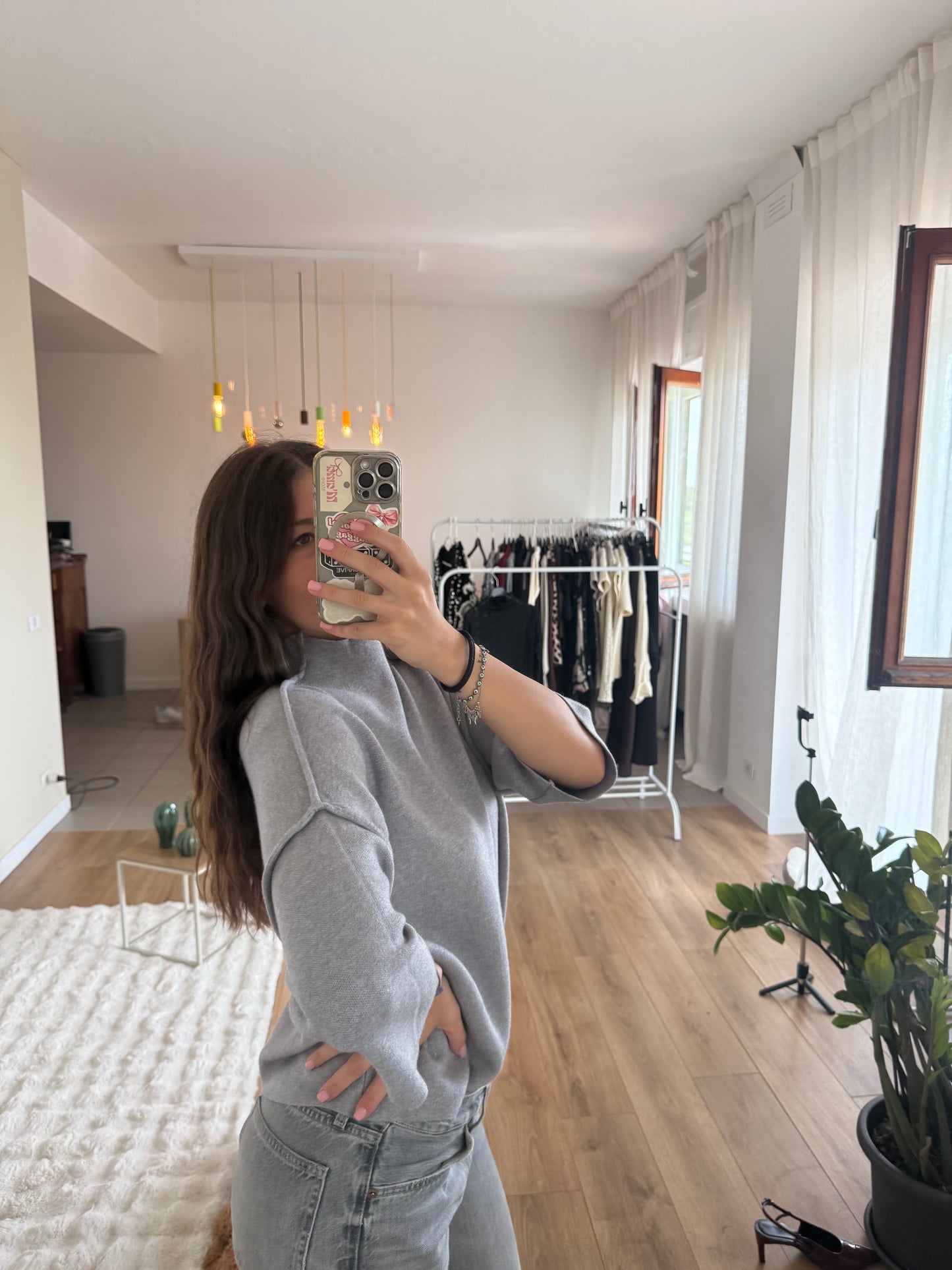 Maglione con cuciture in vista e manica a tre quarti