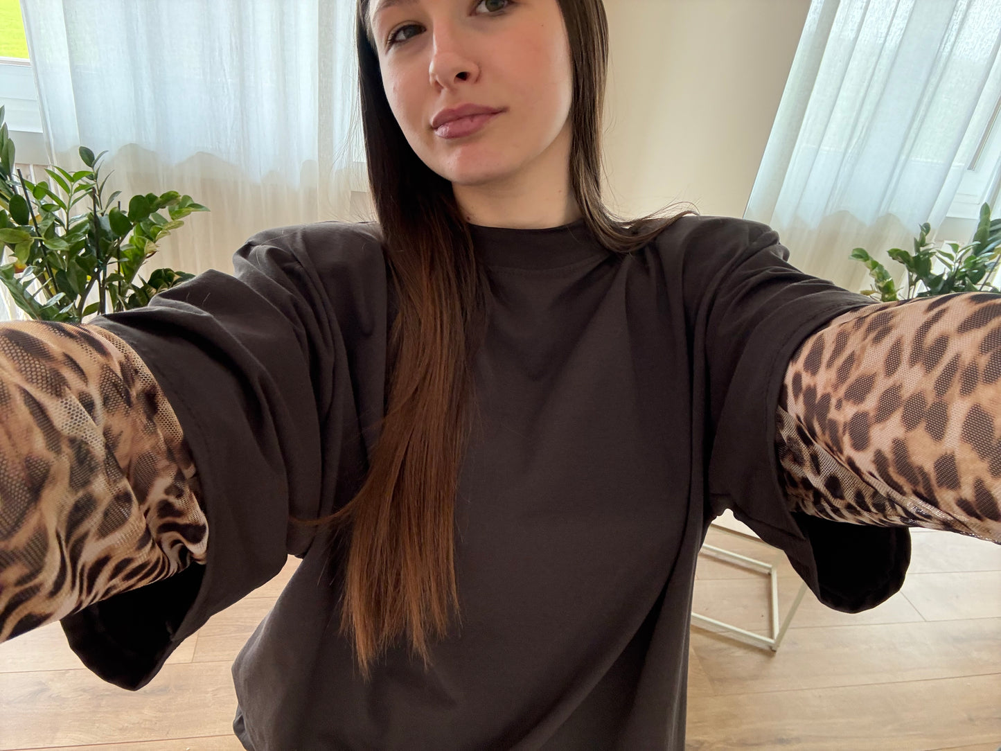T-shirt con spalline imbottite e maniche leopardate - Marrone