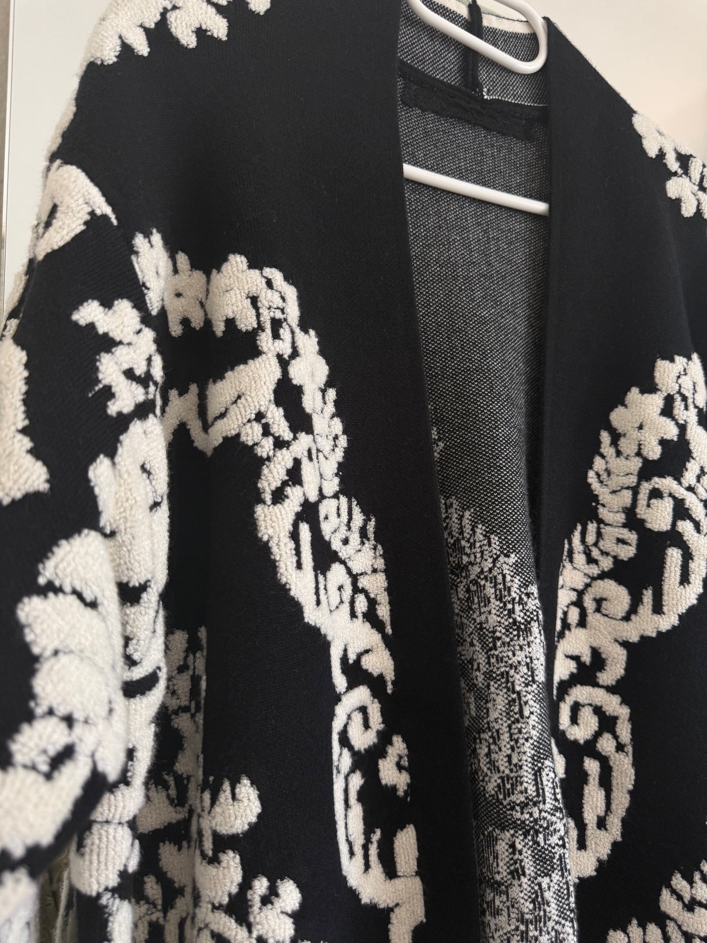 Cardigan/cappotto nero con ricami bianchi