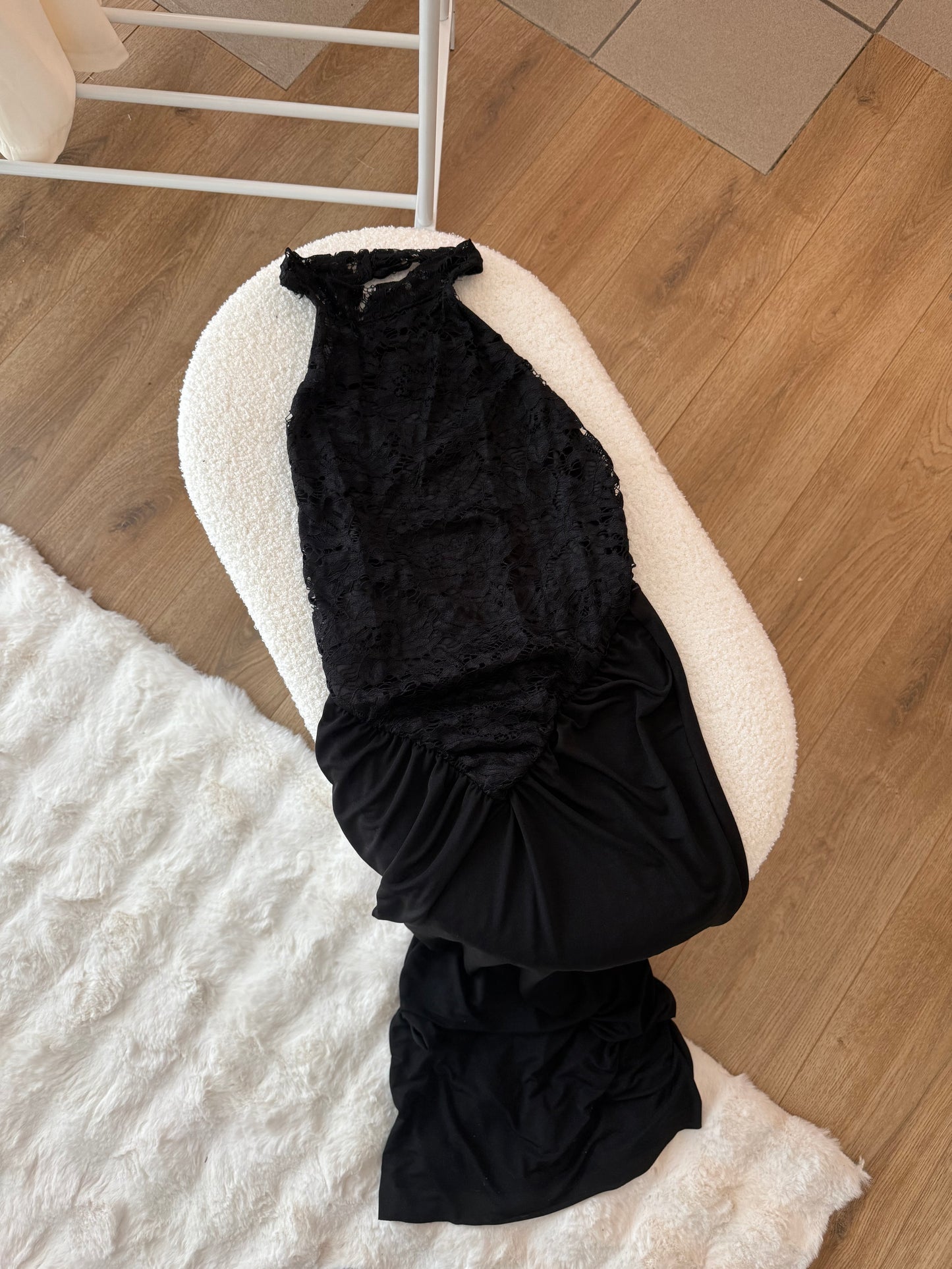 Abito in pizzo con scollo halter