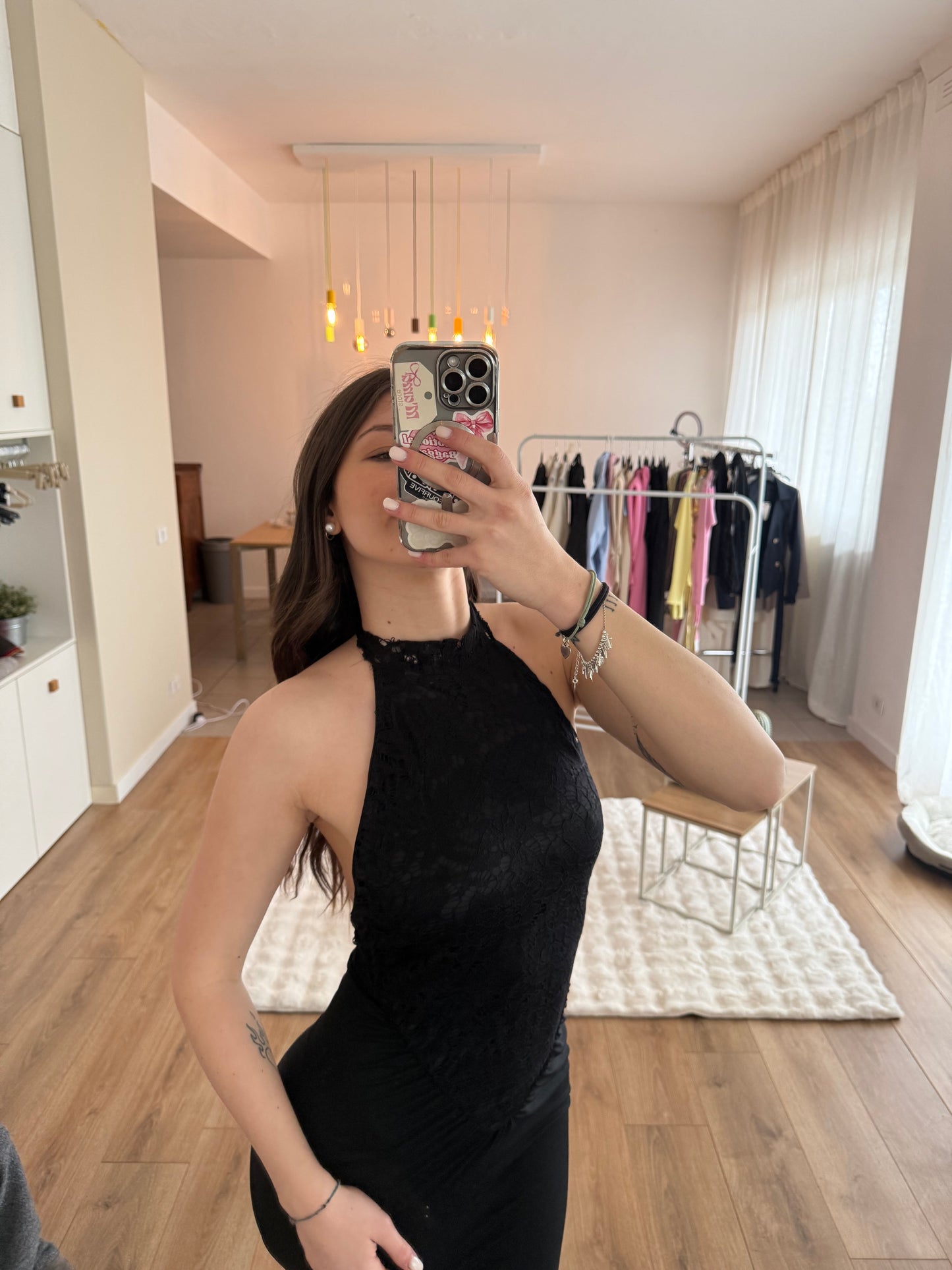 Abito in pizzo con scollo halter