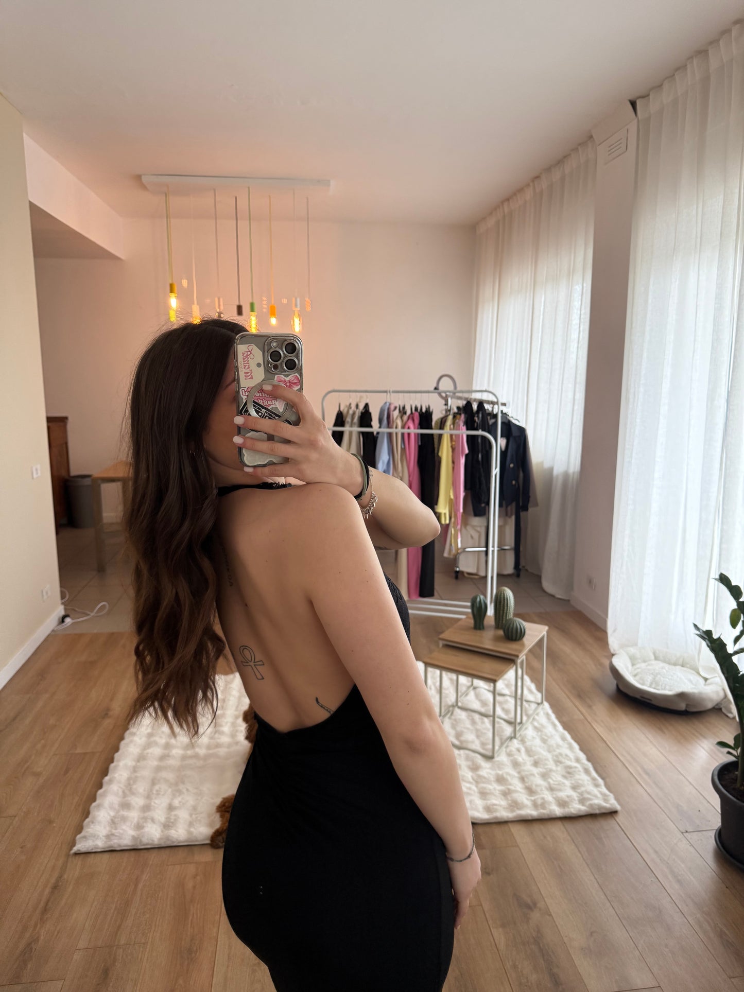 Abito in pizzo con scollo halter