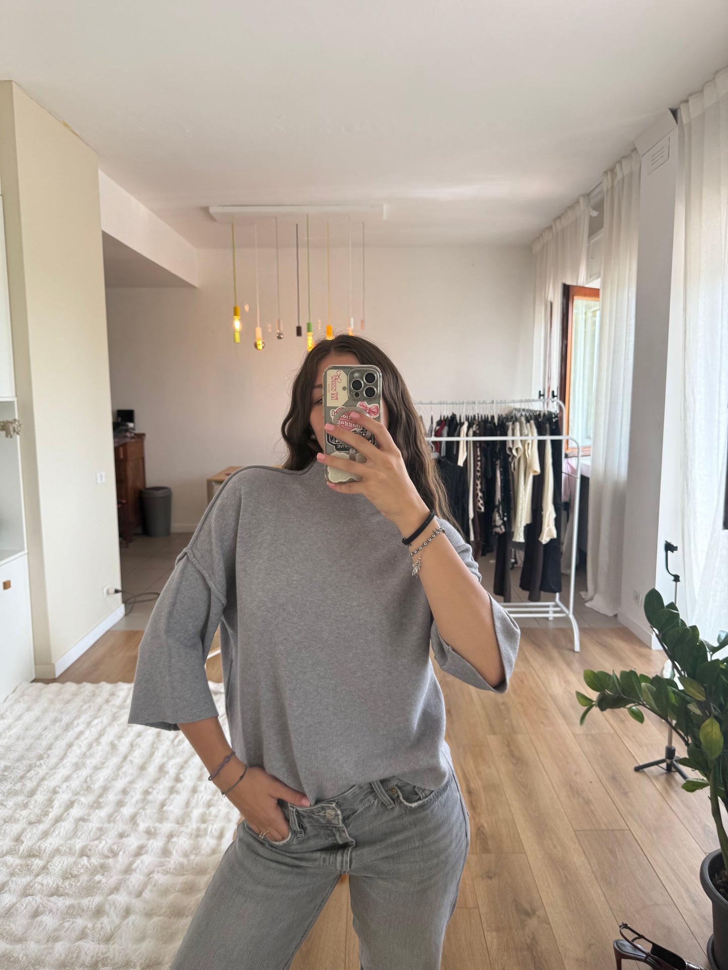 Maglione con cuciture in vista e manica a tre quarti