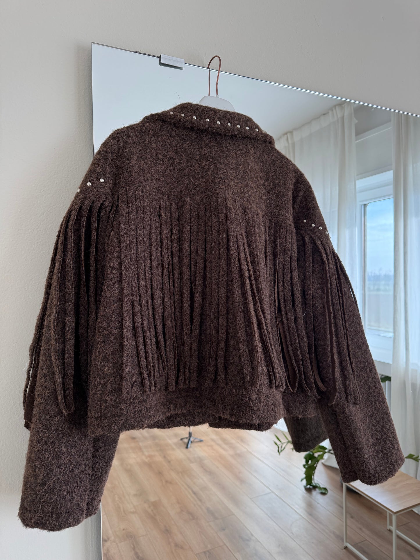 Montone con frange e borchie in panno