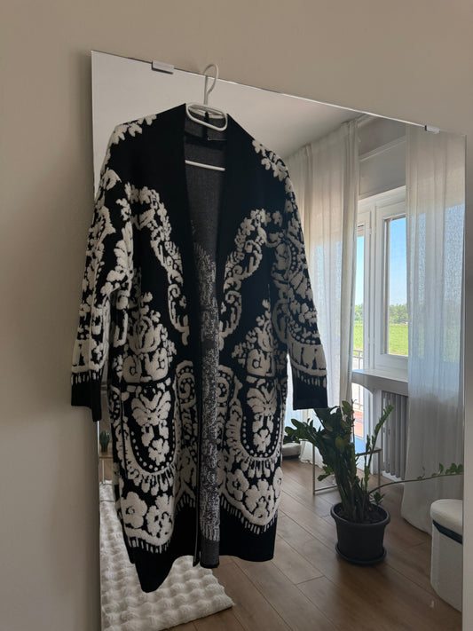 Cardigan/cappotto nero con ricami bianchi