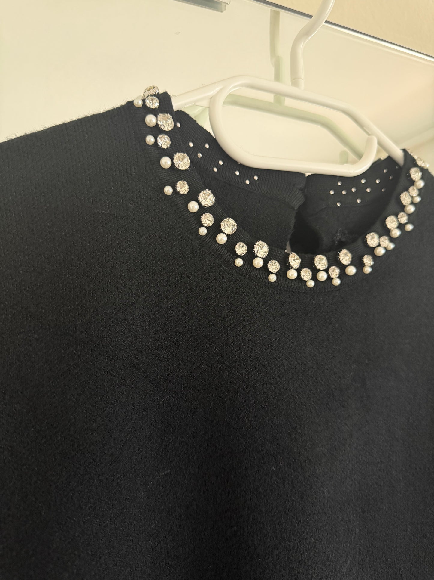 T-shirt / maglioncino con tasche e dettaglio girocollo - NERO
