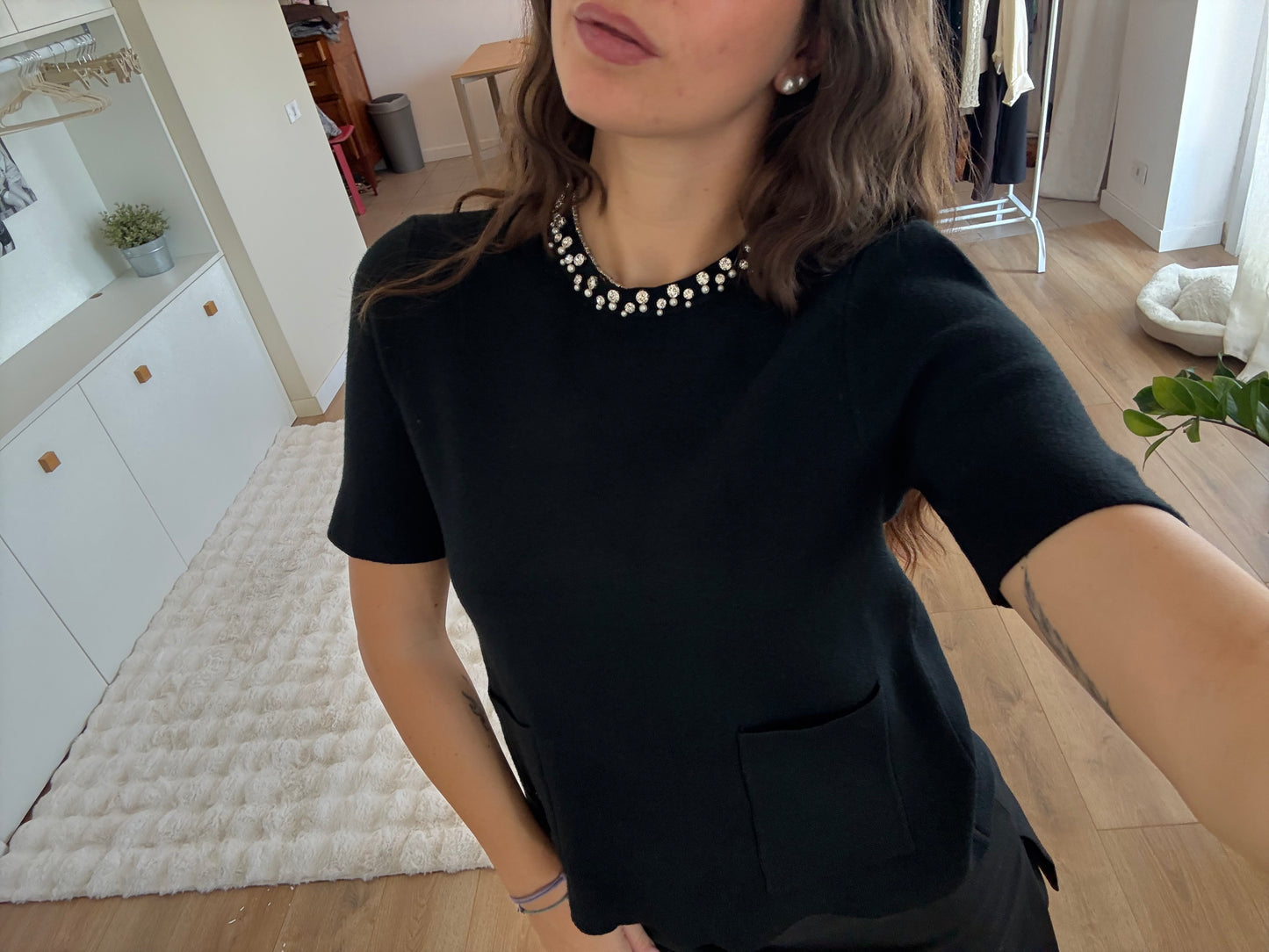 T-shirt / maglioncino con tasche e dettaglio girocollo - NERO