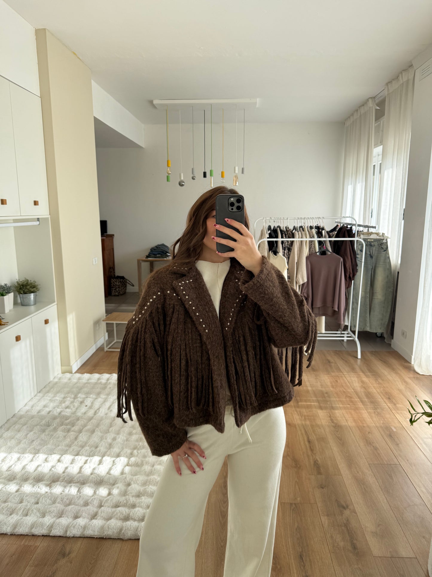 Montone con frange e borchie in panno