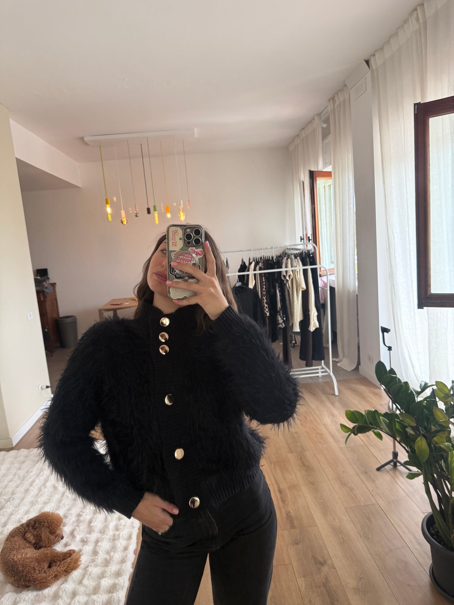 Maglione peloso con bottoni oro