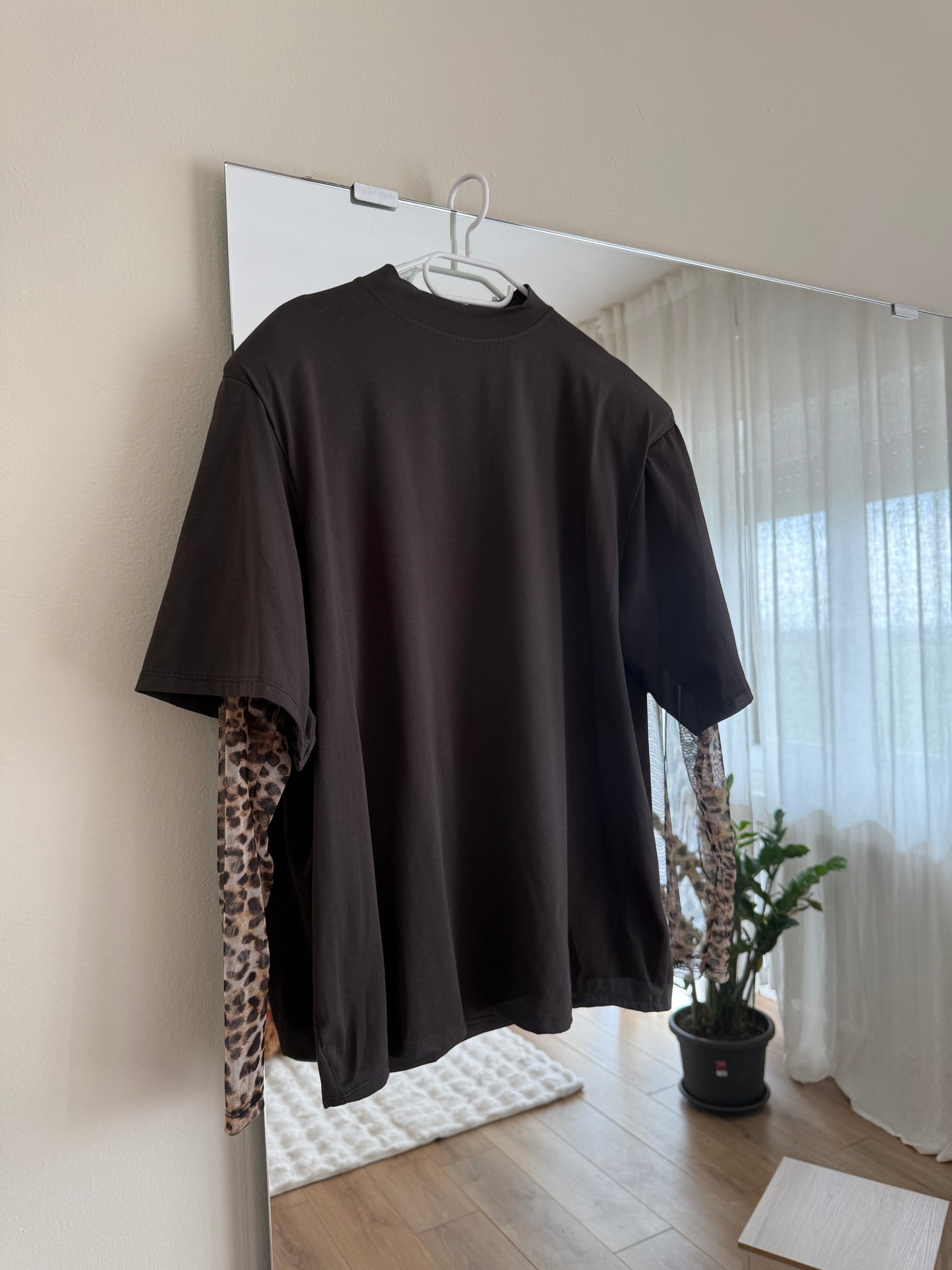 T-shirt con spalline imbottite e maniche leopardate - Marrone