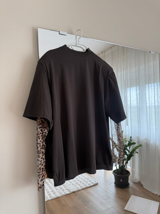 T-shirt con spalline imbottite e maniche leopardate - Marrone