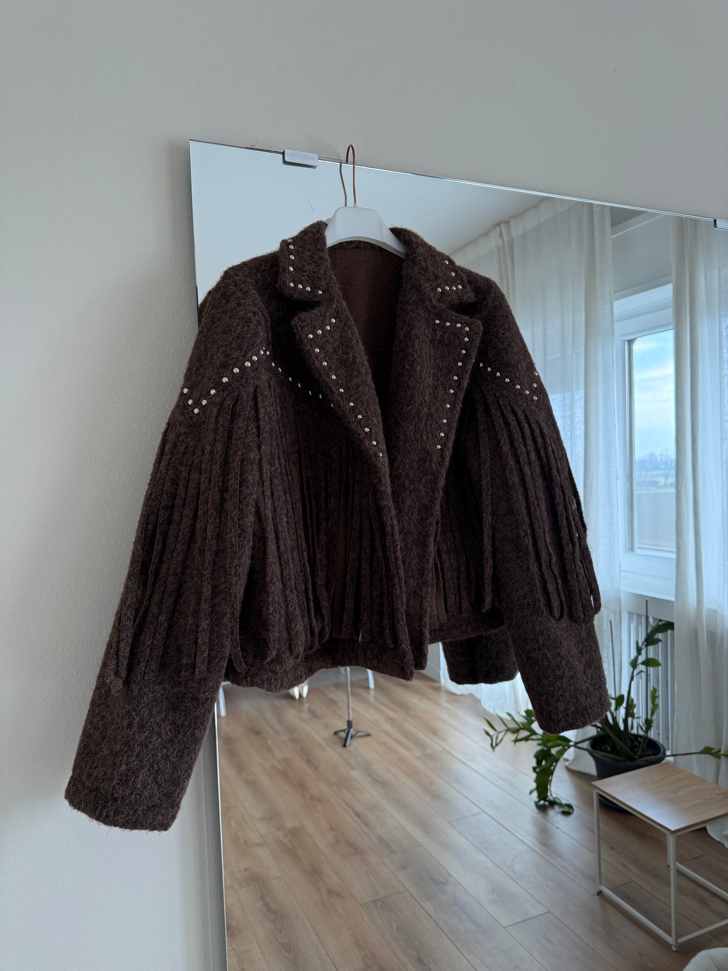 Montone con frange e borchie in panno