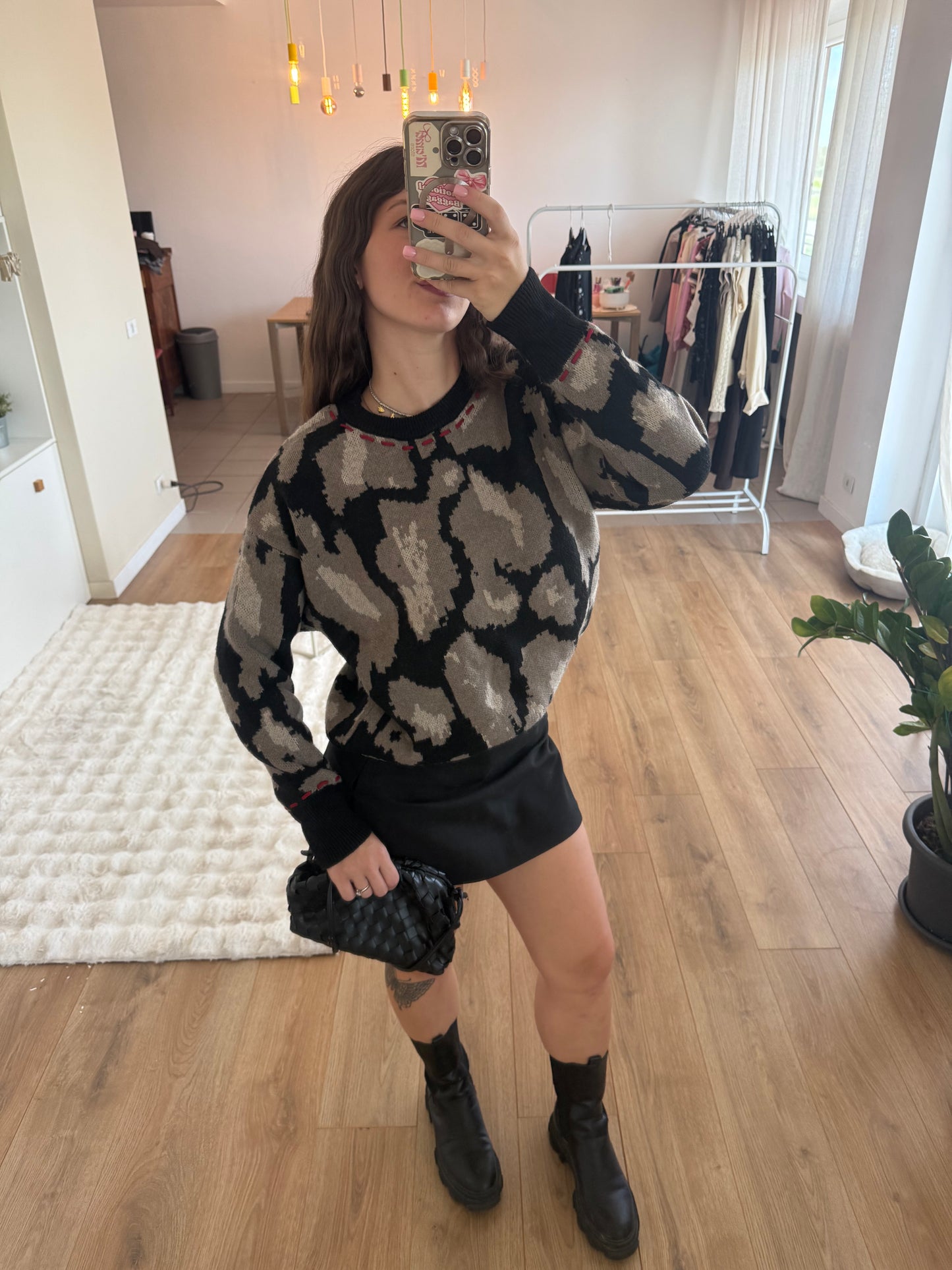 Maglione “macchie” con cuciture rosse