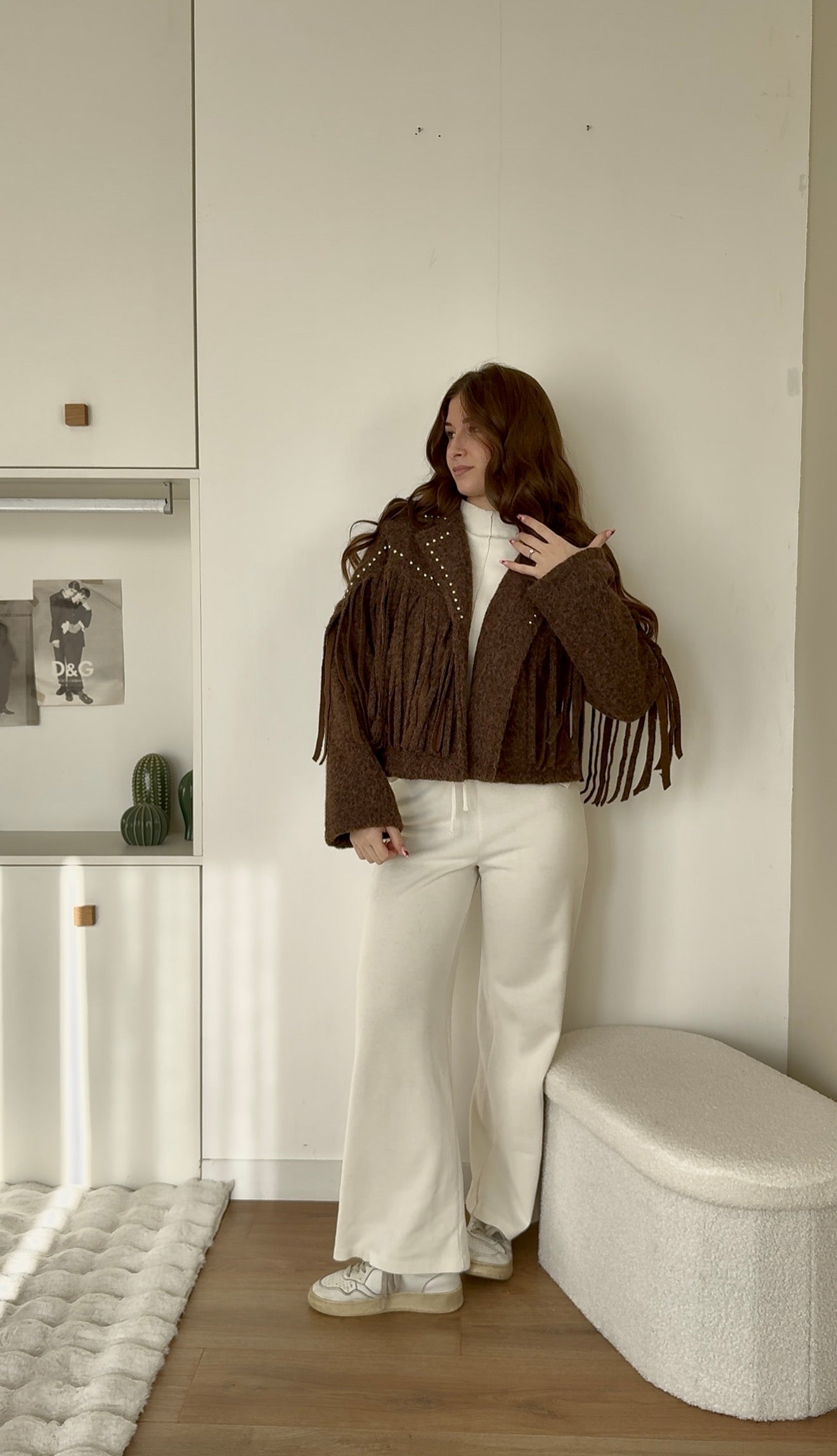 Montone con frange e borchie in panno