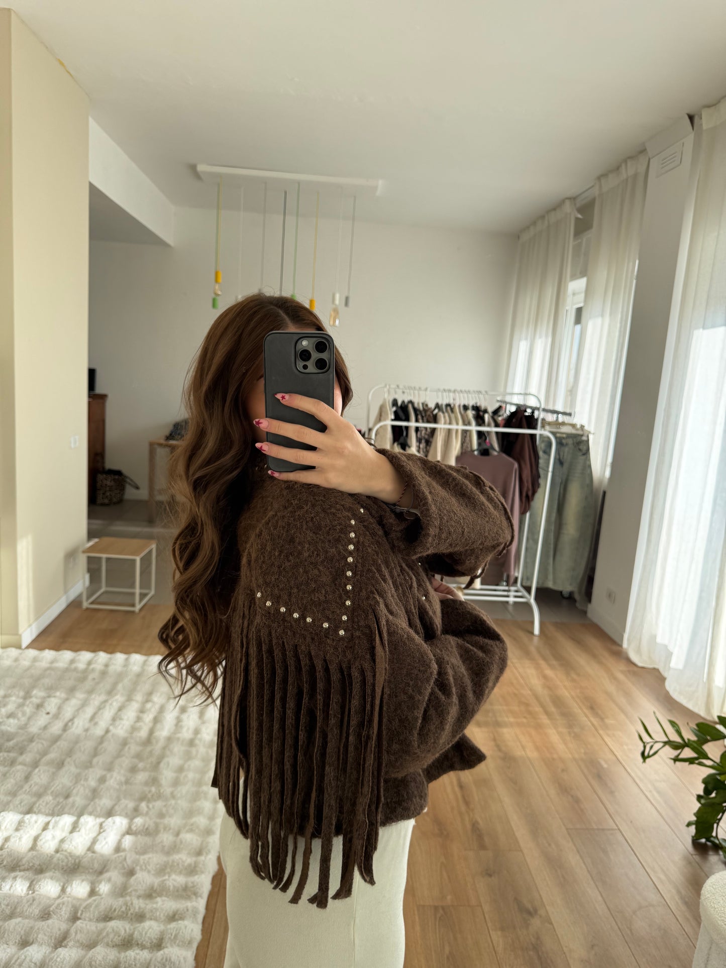 Montone con frange e borchie in panno