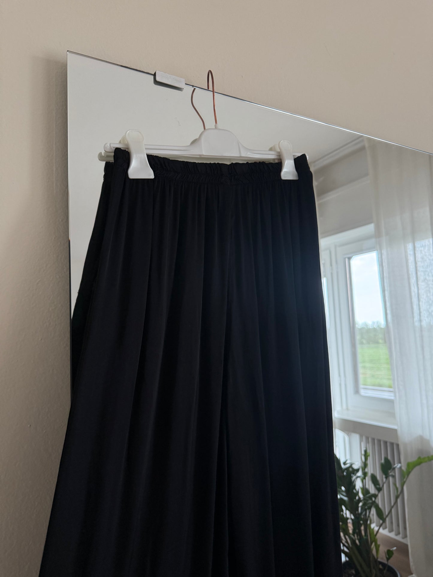 Pantaloni raso - neri